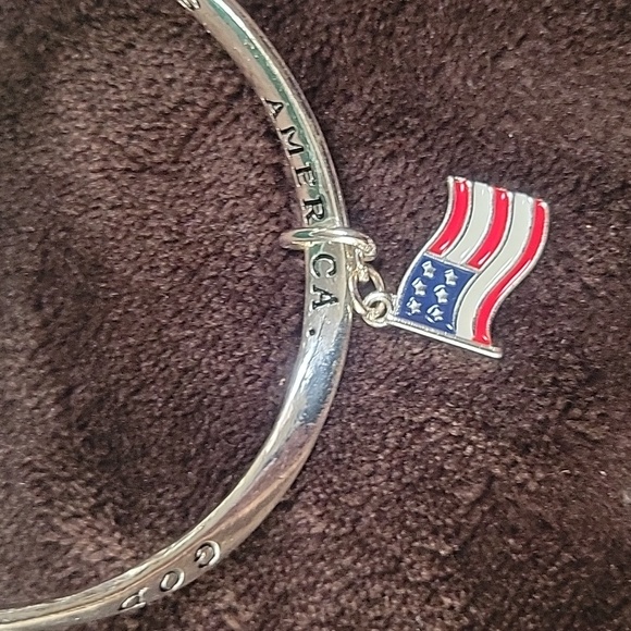 Brand New God Bless America Silver Twist Bracelet with American Flag Charm - Picture 4 of 4